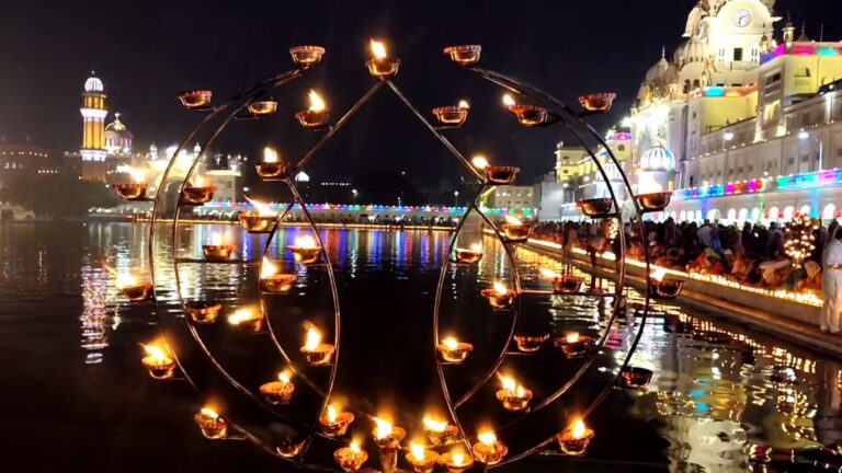 ਦਰਬਾਰ ਸਾਹਿਬ ਵਿਖੇ ਆਤਿਸ਼ਬਾਜ਼ੀ ਦੇ ਆਲੌਕਿਕ ਦ੍ਰਿਸ਼ ਸੰਗਤਾਂ ਨੇ ਸਰੋਵਰ ਕਿਨਾਰੇ ਕੀਤੀ ਸੁੰਦਰ ਦੀਪਮਾਲਾ; ਦੇਸੀ ਘਿਓ ਦੇ ਦੀਵਿਆਂ ਨਾਲ ਰੁਸ਼ਨਾਈ ਪਰਿਕਰਮਾ