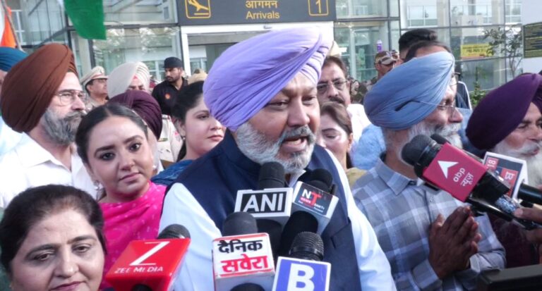 ਚੰਡੀਗੜ੍ਹ ਹਵਾਈ ਅੱਡੇ ’ਤੇ ਮਹਿਲਾ ਖਿਡਾਰਨਾਂ ਦਾ ਸ਼ਾਨਦਾਰ ਸਵਾਗਤ; ਖਜਾਨਾ ਮੰਤਰੀ ਹਰਪਾਲ ਚੀਮਾ ਸਮੇਤ ਮਾਪੇ ਰਹੇ ਮੌਜੂਦ