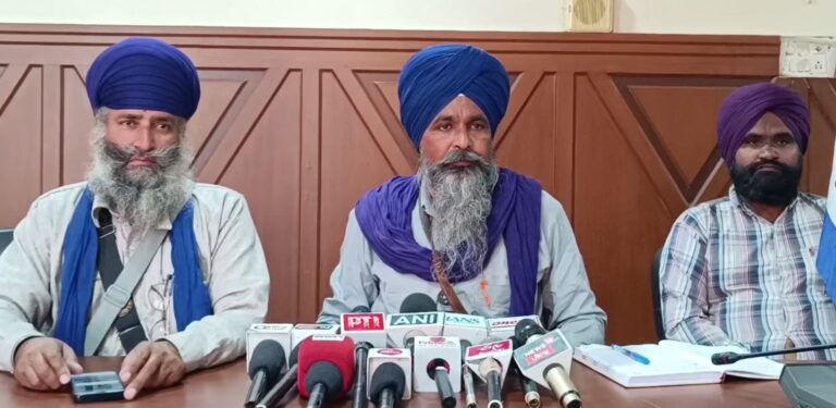 ਅੰਮ੍ਰਿਤਸਰ ਵਿਖੇ ਕਿਸਾਨ ਮਜਦੂਰ ਮੋਰਚਾ ਦੀ ਪ੍ਰੈੱਸ ਕਾਨਫਰੰਸ; 10 ਨਵੰਬਰ ਦੇ ਇਕੱਠ ’ਚ ਸ਼ਾਮਲ ਹੋਣ ਦਾ ਐਲਾਨ; ਵਿਦਿਆਰਥੀਆਂ ਨੂੰ ਡਰਾਉਣ ਦੇ ਯਤਨਾਂ ਦੀ ਸਖਤ ਨਿੰਦਾ