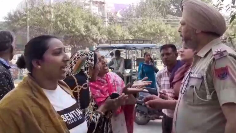 ਫਰੀਦਕੋਟ ਸਿਟੀ ਪੁਲਿਸ ਸਟੇਸ਼ਨ ਦੇ ਬਾਹਰ ਹੰਗਾਮਾ; ਨਸ਼ੇ ਮਾਮਲੇ ਦੇ ਮੁਲਜ਼ਮ ਦੇ ਪਰਿਵਾਰ ਦਾ ਪ੍ਰਦਰਸ਼ਨ; ਪੁਲਿਸ ’ਤੇ ਲਾਏ ਝੂਠੇ ਮਾਮਲੇ ’ਚ ਫਸਾਉਣ ਦੇ ਇਲਜ਼ਾਮ