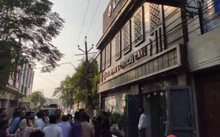 ਜਲੰਧਰ ’ਚ ਨਿੱਜੀ ਹਸਪਤਾਲ ਦੇ ਬਾਹਰ ਧਰਨਾ; ਪਰਿਵਾਰ ਨੇ ਸਹੀ ਇਲਾਜ ਨਾ ਕਰਨ ਦੇ ਇਲਜ਼ਾਮ; ਮੌਕੇ ’ਤੇ ਪਹੁੰਚੀ ਪੁਲਿਸ ਨੇ ਸ਼ਾਂਤ ਕਰਵਾਇਆ ਮਾਮਲਾ