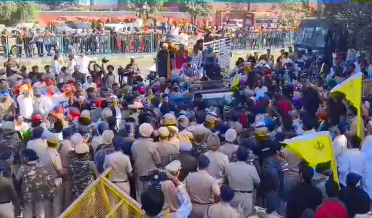 ਪੰਜਾਬ ਯੂਨੀਵਰਸਿਟੀ ਅੰਦਰ ਵੱਡਾ ਪ੍ਰਦਰਸ਼ਨ ਪੁਲਿਸ ਵੱਲੋਂ ਪ੍ਰਦਰਸ਼ਨਕਾਰੀਆਂ ‘ਤੇ ਲਾਠੀਚਾਰਜ; ਬੈਰੀਕੇਡ ਤੋੜ ਕੇ ਯੂਨੀਵਰਸਿਟੀ ਅੰਦਰ ਦਾਖਲ ਹੋਏ ਵਿਦਿਆਰਥੀ