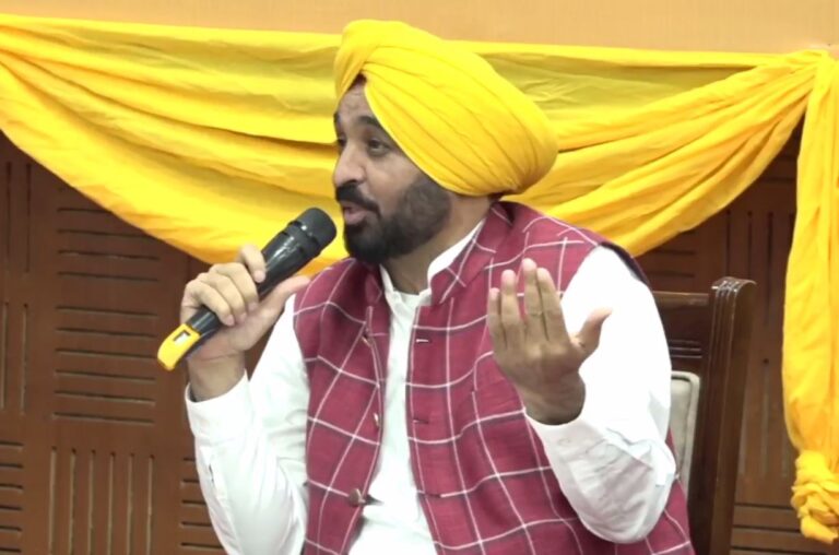 ਮੁੱਖ ਮੰਤਰੀ ਮਾਨ ਨੇ ਨੌਜਵਾਨਾਂ ਨੂੰ ਵੰਡੇ ਨਿਯੁਕਤੀ ਪੱਤਰ; ਮਿਊਂਸਪਲ ਭਵਨ ਵਿਖੇ ਨਿਯੁਕਤੀ ਪੱਤਰ ਵੰਡ ਸਮਾਗਮ; ਵਿਰੋਧੀਆਂ ਵੱਲ ਸਾਧੇ ਤਿੱਖੇ ਨਿਸ਼ਾਨੇ