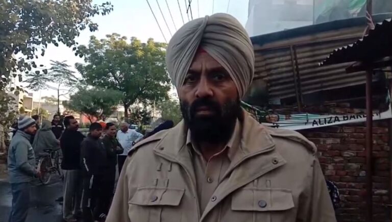 ਪਠਾਨਕੋਟ ’ਚ ਦੁਕਾਨ ਨੂੰ ਅੱਗ; ਸਾਰਾ ਸਾਮਾਨ ਸੜ ਕੇ ਸੁਆਹ; ਫਾਇਰ ਬ੍ਰਿਗੇਡ ਨੇ ਪਾਇਆ ਕਾਬੂ