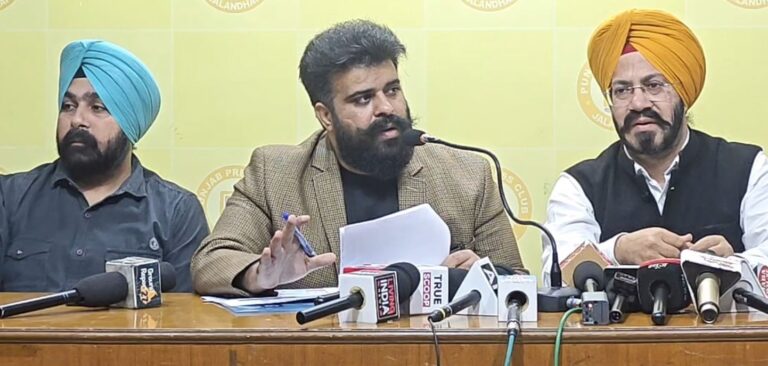 ਜਲੰਧਰ ’ਚ ਪੰਜਾਬ ਬਚਾਉ ਮੋਰਚਾ ਦੀ ਪ੍ਰੈੱਸ ਕਾਨਫਰੰਸ; ਧਰਮ ਪਰਿਵਰਤਨ ਖਿਲਾਫ਼ ਲੜਾਈ ਲੜਣ ਦਾ ਐਲਾਨ; ਪੈਸੇ ਦੇ ਜ਼ੋਰ ਨਾਲ ਧਰਮ ਪਰਿਵਰਤਨ ਦੇ ਲਾਏ ਇਲਜ਼ਾਮ