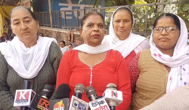 ਫਤਹਿਗੜ੍ਹ ਡੀਸੀ ਦਫਤਰ ਅੱਗੇ ਆਗਣਵਾੜੀ ਯੂਨੀਅਨ ਦਾ ਧਰਨਾ; ਲਟਕ ਰਹੀਆਂ ਮੰਗਾਂ ਨੂੰ ਲੈ ਕੇ ਕੀਤੀ ਨਾਅਰੇਬਾਜ਼ੀ