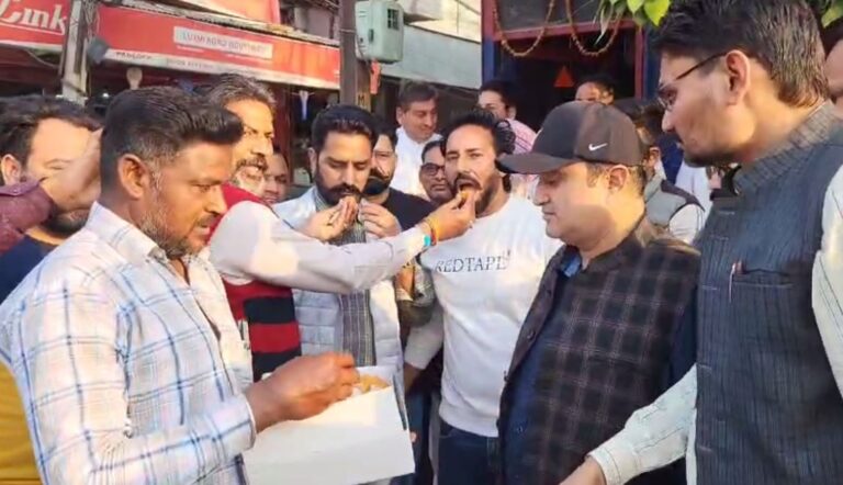 ਮਲੋਟ ’ਚ ਆਪ ਆਗੂਆਂ ਨੇ ਮਨਾਈ ਜਿੱਤ ਦੀ ਖੁਸ਼ੀ; ਤਰਨ ਤਾਰਨ ਜਿੱਤ ਦੀ ਖੁਸ਼ੀ ਚ ਵੰਡੇ ਲੱਡੂ