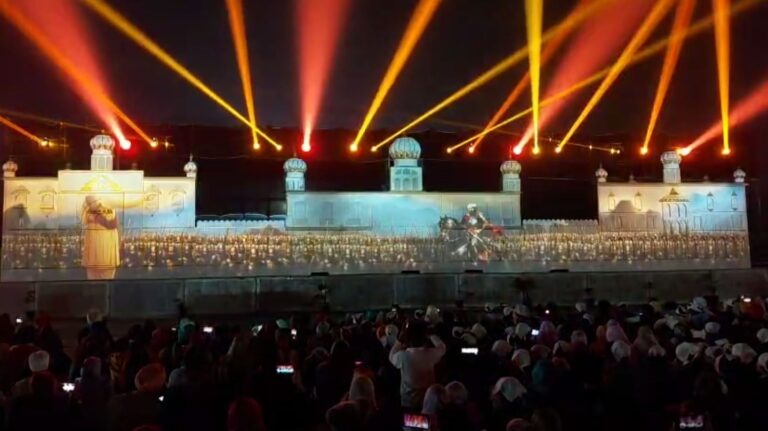 ਸ੍ਰੀ ਮੁਕਤਸਰ ਸਾਹਿਬ ਵਿਖੇ ਲਾਈਟ ਐਂਡ ਸਾਊਂਡ ਸ਼ੋਅ ਦਾ ਆਯੋਜਨ; ਵਿਧਾਇਕ ਕਾਕਾ ਬਰਾੜ ਸਮੇਤ ਅਹਿਮ ਹਸਤੀਆਂ ਰਹੀਆਂ ਮੌਜੂਦ; ਵੱਡੀ ਗਿਣਤੀ ਸੰਗਤ ਨੇ ਮਾਣਿਆ ਆਨੰਦ