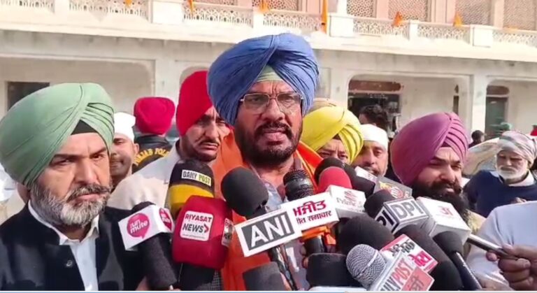 ਦਰਬਾਰ ਸਾਹਿਬ ਵਿਖੇ ਨਤਮਸਤਕ ਹੋਏ ਵਿਧਾਇਕ ਧਾਲੀਵਾਲ; ਮੁੱਖ ਬੁਲਾਰਾ ਦੀ ਜ਼ਿੰਮੇਵਾਰੀ ਮਿਲਣ ਬਾਅਦ ਟੇਕਿਆ ਮੱਥਾ