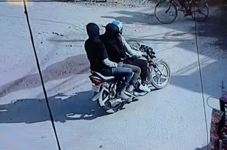 ਜ਼ੀਕਰਪੁਰ ’ਚ ਬਦਮਾਸ਼ਾਂ ਵੱਲੋਂ ਦਿਨ-ਦਿਹਾੜੇ ਲੁੱਟ; ਘਰ ਅੰਦਰ ਦਾਖ਼ਲ ਹੋ ਚਾਕੂ ਦਿਖਾ ਅੰਜ਼ਾਮ ਦਿੱਤੀ ਘਟਨਾ; 20 ਸਾਲਾਂ ਲੜਕੀ ਨੂੰ ਅੱਧੇ ਘੰਟੇ ਤਕ ਬਣਾਇਆ ਬੰਧਕ