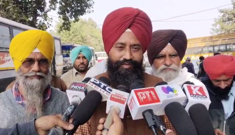 ਅੰਮ੍ਰਿਤਸਰ ’ਚ ਰੋਡਵੇਜ ਮੁਲਾਜਮਾਂ ਦਾ ਚੱਕਾ ਜਾਮ; ਦੋ ਘੰਟਿਆਂ ਲਈ ਬੱਸਾਂ ਰੋਕ ਕੇ ਕੀਤੀ ਨਾਅਰੇਬਾਜ਼ੀ