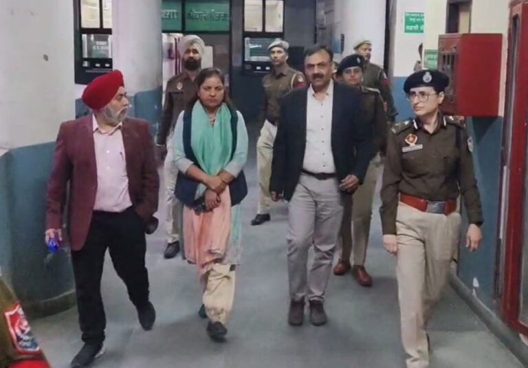 ਜਲੰਧਰ ਸਿਵਲ ਹਸਪਤਾਲ ਪਹੁੰਚੇ ਡੀਜੀਪੀ ਗੁਰਪ੍ਰੀਤ ਦੇਵ; ਘਰੇਲੂ ਹਿੰਸਾ ਮਾਮਲਿਆਂ ਦੀ ਜਾਂਚ; ਝਗੜਿਆਂ ਦੀ ਕੌਂਸਲਿੰਗ ਲਈ ਮਹਿਲਾ ਕਰਮਚਾਰੀ ਤੈਨਾਤ