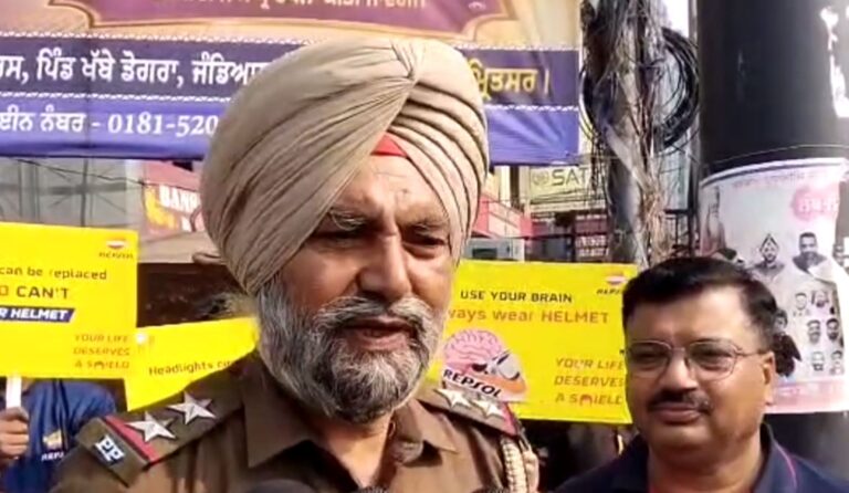 ਅੰਮ੍ਰਿਤਸਰ ਪੁਲਿਸ ਨੇ ਵਿੱਢੀ ਹੈਲਮਟ ਜਾਗਰੂਕਤਾ ਮੁਹਿੰਮ; ਰਾਹਗੀਰਾਂ ਨੂੰ ਵੰਡੇ ਗਏ 90 ਸੁਰੱਖਿਅਤ ਹੈਲਮਟ  ਗੈਰ-ਮਿਆਰੀ ਹੈਲਮਟਾਂ ਤੋਂ ਦੂਰ ਰਹਿਣ ਦੀ ਅਪੀਲ