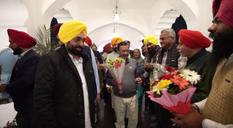 ਸ੍ਰੀ ਆਨੰਦਪੁਰ ਸਾਹਿਬ ਪਹੁੰਚੇ ਆਪ ਸੁਪਰੀਮੋ ਕੇਜਰੀਵਾਲ; ਸ਼ਹੀਦੀ ਦਿਹਾੜੇ ਮੌਕੇ ਕਰਵਾਏ ਸਮਾਮਗ ’ਚ ਕੀਤੀ ਸ਼ਿਰਕਤ; ਕੈਬਨਿਟ ਮੰਤਰੀ ਹਰਜੋਤ ਬੈਂਸ ਨੇ ਕੀਤਾ ਸਵਾਗਤ