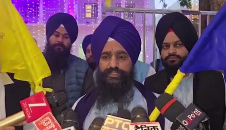 ਜਥੇਦਾਰ ਗੜਗੱਜ ਦੇ ਘਰ ਉਤੇ ਝੁੱਲਿਆ ਖਾਲਸਈ ਨਿਸ਼ਾਨ ਸਾਹਿਬ; ਸਿੱਖਾਂ ਨੂੰ ਦੁਕਾਨਾਂ ਤੇ ਘਰਾਂ ਤੇ ਖਾਲਸਈ ਨਿਸ਼ਾਨ ਝੁਲਾਉਣ ਦੀ ਅਪੀਲ