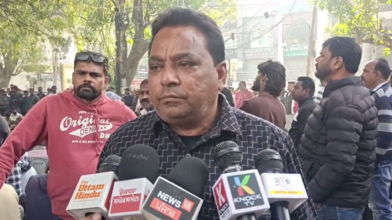 ਜਲੰਧਰ ਵੇਅਰਹਾਊਸ ਦੇ ਬਾਹਰ ਸਫਾਈ ਮੁਲਾਜਮਾਂ ਦਾ ਧਰਨਾ; ਸਫਾਈ ਦਾ ਕੰਮ ਪ੍ਰਾਈਵੇਟ ਕੰਪਨੀ ਹਵਾਲੇ ਕਰਨ ਦਾ ਵਿਰੋਧ; 28 ਤਰੀਕ ਤੋਂ ਸੂਬਾ ਪੱਧਰੀ ਹੜਤਾਲ ਦੀ ਦਿੱਤੀ ਚਿਤਾਵਨੀ