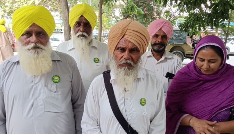 ਬਰਨਾਲਾ ’ਚ ਪੰਚਾਇਤੀ ਫੰਡਾਂ ਦੀ ਵਰਤੋਂ ਦਾ ਮੁੱਦਾ ਗਰਮਾਇਆ; ਲੋਕਾਂ ਨੇ ਫੰਡ ਹੜ੍ਹ ਪੀੜਤਾਂ ਲਈ ਵਰਤਣ ਦਾ ਕੀਤਾ ਵਿਰੋਧ; ਪਿੰਡ ਵਾਸੀਆਂ ਤੇ ਕਿਸਾਨਾਂ ਨੇ ਡੀਸੀ ਨੂੰ ਦਿੱਤਾ ਮੰਗ ਪੱਤਰ