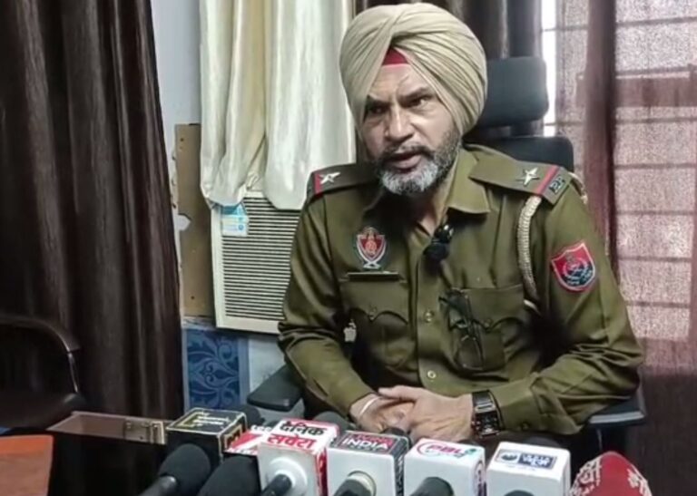 ਬਰਨਾਲਾ ’ਚ ਦੁਕਾਨਦਾਰ ’ਤੇ ਅਣਪਛਾਤਿਆਂ ਦਾ ਹਮਲਾ; ਹਮਲਾ ਕਰ ਕੇ ਦੋ ਮਹਿੰਗੇ ਮੋਬਾਈਲ ਖੋਹ ਕੇ ਫਰਾਰ; ਪੁਲਿਸ ਚੌਂਕੀ ਨੇੜੇ ਦੀ ਘਟਨਾ