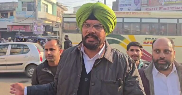 ਅਜਨਾਲਾ ਦੇ ਮੇਨ ਚੌਂਕ ’ਚ ਵਿਧਾਇਕ ਨੇ ਖੁਲ੍ਹਵਾਇਆ ਜਾਮ; ਖੁਦ ਆਪਣੇ ਹੱਥਾਂ ਨਾਲ ਕੰਟਰੋਲ ਕੀਤੀ ਆਵਾਜਾਈ; ਜਾਮ ’ਚ ਫਸੇ ਲੋਕਾਂ ਦੀ ਕੀਤੀ ਮਦਦ