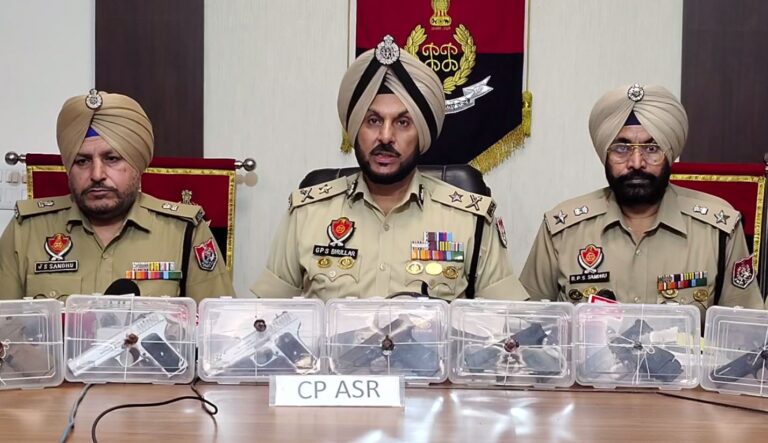 ਅੰਮ੍ਰਿਤਸਰ ਪੁਲਿਸ ਵੱਲੋਂ ਹਥਿਆਰ ਤਸਕਰੀ ਦਾ ਪਰਦਾਫਾਸ਼; 15 ਆਧੁਨਿਕ ਪਿਸਤੌਲਾਂ ਸਮੇਤ 7 ਜਣਿਆਂ ਨੂੰ ਕੀਤਾ ਗ੍ਰਿਫਤਾਰ