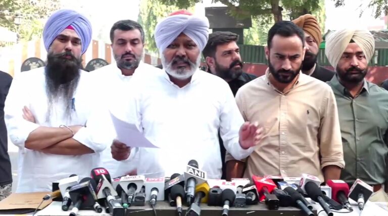 ਰਾਜਪਾਲ ਨੂੰ ਮਿਲਿਆ ਆਮ ਆਦਮੀ ਪਾਰਟੀ ਦੀ ਵਫਦ; ਪੰਜਾਬ ਯੂਨੀਵਰਸਿਟੀ ਬਾਰੇ ਫੈਸਲੇ ਦੀ ਕੀਤੀ ਸ਼ਿਕਾਇਤ