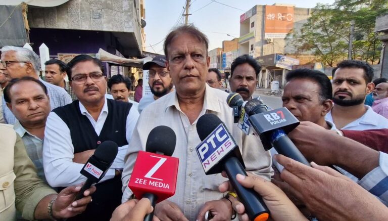 ਬਠਿੰਡਾ ਮੰਡੀ ’ਚ ਸਬਜ਼ੀ ਰੇਟਾਂ ਨੂੰ ਲੈ ਕੇ ਹੰਗਾਮਾ; ਸਮਾਜ ਸੇਵੀ ਰੇਟ ਕੰਟਰੋਲ ਦੀ ਮੰਗ ਨੂੰ ਲੈ ਕੇ ਪ੍ਰਦਰਸ਼ਨ; ਕਿਸਾਨਾਂ ਤੋਂ ਸਸਤੀ ਸਬਜ਼ੀ ਮਹਿੰਗੇ ਭਾਅ ਵੇਚਣ ਦੇ ਇਲਜ਼ਾਮ