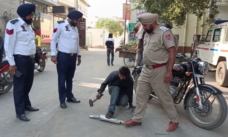 ਮੋਗਾ ਪੁਲਿਸ ਨੇ ਬੁਲਿਟ ਚਾਲਕਾਂ ’ਤੇ ਕੱਸਿਆ ਸਿਕੰਜ਼ਾ; 20 ਦੇ ਕਰੀਬ ਸਲੰਸਰ ਉਤਾਰ ਕੇ ਕੀਤੇ ਨਸ਼ਟ; ਆਵਾਜਾਈ ਨਿਯਮ ਤੋੜਣ ਵਾਲਿਆਂ ਨੂੰ ਦਿੱਤੀ ਚਿਤਾਵਨੀ