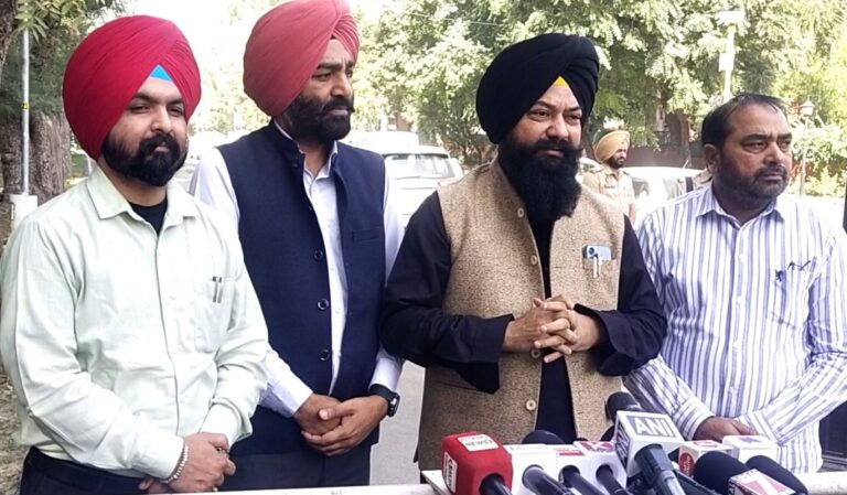 ਚੰਡੀਗੜ੍ਹ ’ਚ ਰਾਜਪਾਲ ਨੂੰ ਮਿਲੇ ਐਸਸੀ ਕਮਿਸ਼ਨ ਚੇਅਰਮੈਨ;  ਦਲਿਤ ਭਾਈਚਾਰੇ ਨਾਲ ਸਬੰਧਤ ਮੁੱਦਿਆਂ ਬਾਰੇ ਵਿਚਾਰ-ਚਰਚਾ