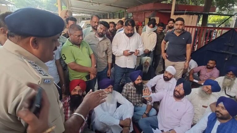 ਜਲੰਧਰ ਐਸਐਸਪੀ ਦਫਤਰ ਅੱਗੇ ਲੋਕਾਂ ਦਾ ਧਰਨਾ; ਬਜ਼ੁਰਗ ਨੂੰ ਝੂਠੇ ਰੇਪ ਕੇਸ ’ਚ ਫਸਾਉਣ ਦੇ ਇਲਜ਼ਾਮ