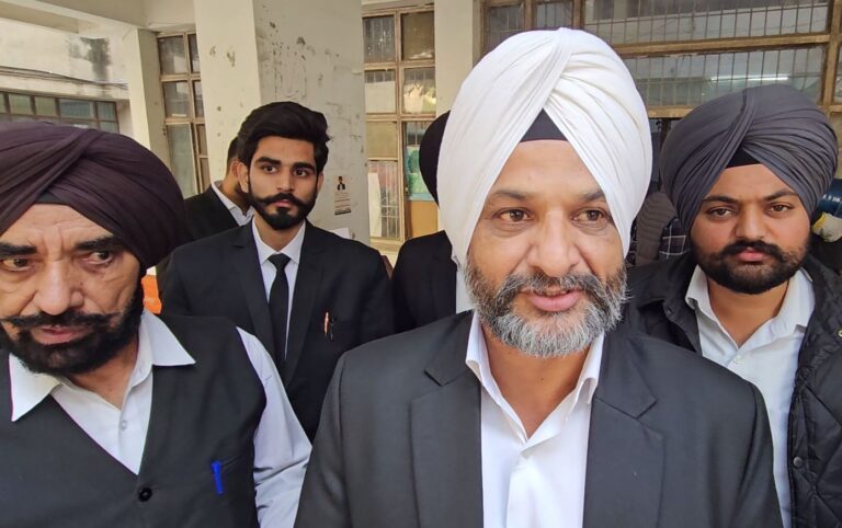 ਸੰਗਰੂਰ ਦੇ ਵਕੀਲਾਂ ਵੱਲੋਂ ਕਲਮ-ਛੋੜ ਹੜਤਾਲ ਸ਼ੁਰੂ; ਜੱਜ ਦੇ ਵਕੀਲ ਖਿਲਾਫ ਵਿਵਹਾਰ ਦਾ ਕੀਤਾ ਵਿਰੋਧ; ਬੀਤੇ ਦਿਨ ਨਾਭਾ ਧੂਰੀ ਦੇ ਵਕੀਲਾਂ ਨੇ ਕੀਤੀ ਸੀ ਹੜਤਾਲ