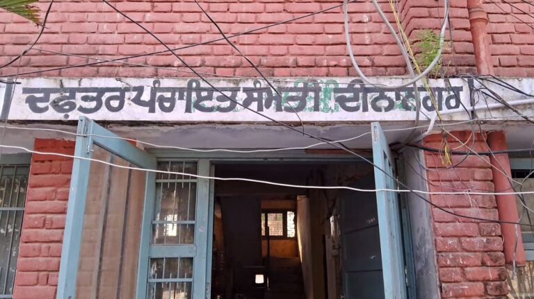 ਦੀਨਾਨਗਰ ਬੀਡੀਪੀਓ ਦਫਤਰ ’ਚ ਗੈਰਹਾਜ਼ਰ ਮਿਲੇ ਮੁਲਾਜ਼ਮ; ਖਾਲੀ ਮਿਲੀਆਂ ਸਾਰੀਆਂ ਕੁਰਸੀਆਂ; ਐਸਡੀਐਮ ਵੱਲੋਂ ਕਾਰਵਾਈ ਦਾ ਭਰੋਸਾ