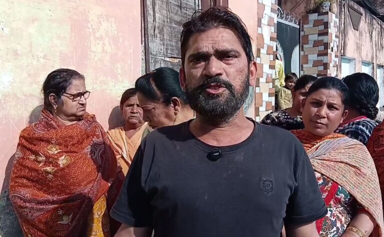 ਗੁਰਦਾਸਪੁਰ ਦੇ ਮੁਹੱਲਾ ਇਸਲਾਮਾਬਾਦ ’ਚ ਨਸ਼ੇ ਦੀ ਭਰਮਾਰ; ਔਰਤਾਂ ਦਾ ਘਰਾਂ ਤੋਂ ਬਾਹਰ ਨਿਕਲਣਾ ਹੋਇਆ ਮੁਸ਼ਕਲ; ਲੋਕਾਂ ਨੇ ਪੁਲਿਸ ਪ੍ਰਸ਼ਾਸਨ ਤੋਂ ਤੁਰੰਤ ਕਾਰਵਾਈ ਦੀ ਮੰਗ