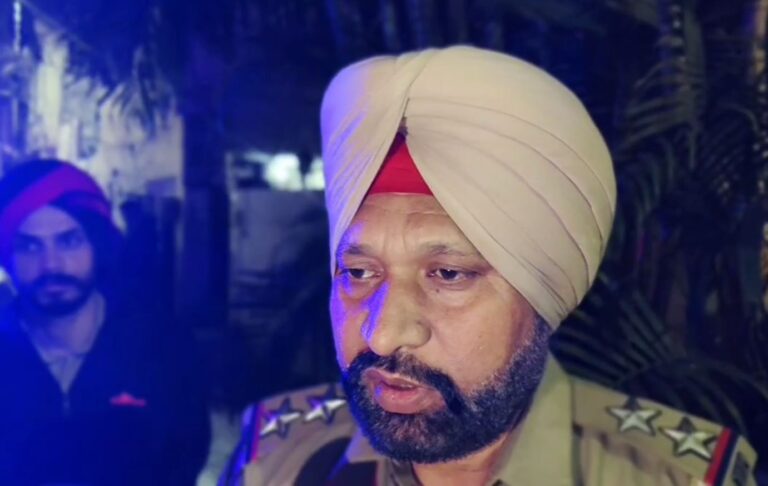 ਜਲੰਧਰ ’ਚ ਫਲ-ਵਿਕਰੇਤਾ ਨਾਲ ਕੁੱਟਮਾਰ; ਦਰਜਨ ਤੋਂ ਵੱਧ ਨੌਜਵਾਨਾਂ ਨੇ ਕੀਤਾ ਹਮਲਾ; ਪੁਲਿਸ ਨੇ ਮੌਕੇ ਤੇ ਪਹੁੰਚ ਕੇ ਜਾਂਚ ਕੀਤੀ ਸ਼ੁਰੂ