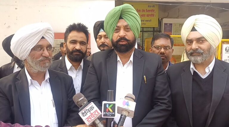 ਫਤਹਿਗੜ੍ਹ ਸਾਹਿਬ ਬਾਰ ਐਸੋਸੀਏਸ਼ਨ ਵੱਲੋਂ ਹੜਤਾਲ; ਵਕੀਲ ਖਿਲਾਫ਼ ਫਰਜ਼ੀ ਪੁਲਿਸ ਕਾਰਵਾਈ ਦਾ ਕੀਤਾ ਵਿਰੋਧ; ਮੁਕਤਸਰ ਵਿਖੇ ਵਕੀਲ ਖਿਲਾਫ਼ ਕੀਤੀ ਗਈ ਸੀ ਕਾਰਵਾਈ