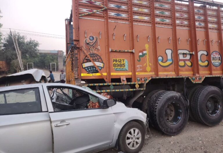 ਮੋਗਾ ’ਚ ਖੜ੍ਹੇ ਟਰੱਕ ਨਾਲ ਟਕਰਾਈ ਕਾਰ; ਇਕ ਜਣੇ ਦੀ ਹੋਈ ਮੌਤ, ਦੋ ਗੰਭੀਰ ਜ਼ਖਮੀ