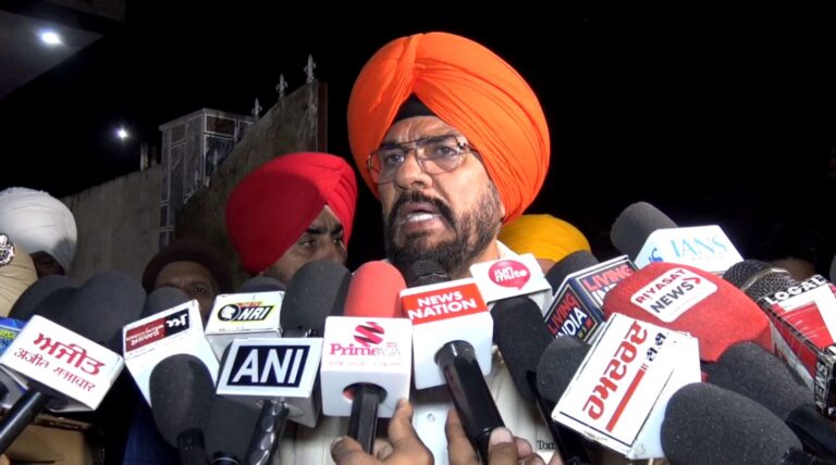 ਅੰਮ੍ਰਿਤਸਰ ’ਚ ਪੀੜਤ ਪਰਿਵਾਰਾਂ ਨੂੰ ਮਿਲੇ ਵਿਧਾਇਕ ਧਾਲੀਵਾਲ; ਕਤਲ ਲਈ ਜ਼ਿੰਮੇਵਾਰ ਮੁਲਜ਼ਮਾਂ ਖਿਲਾਫ ਕਾਰਵਾਈ ਦਾ ਭਰੋਸਾ