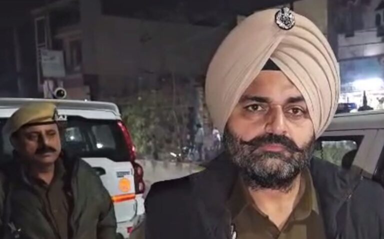 ਅੰਮ੍ਰਿਤਸਰ ’ਚ ਕੱਪੜੇ ਦੀ ਦੁਕਾਨ ’ਤੇ ਲੁੱਟ; ਗੋਲੀ ਚਲਾਣ ਬਾਅਦ ਨਕਦੀ ਖੋਹ ਕੇ ਫਰਾਰ; ਤਸਵੀਰਾਂ ਸੀਸੀਟੀਵੀ ’ਚ ਕੈਦ, ਪੁਲਿਸ ਕਰ ਰਹੀ ਜਾਂਚ