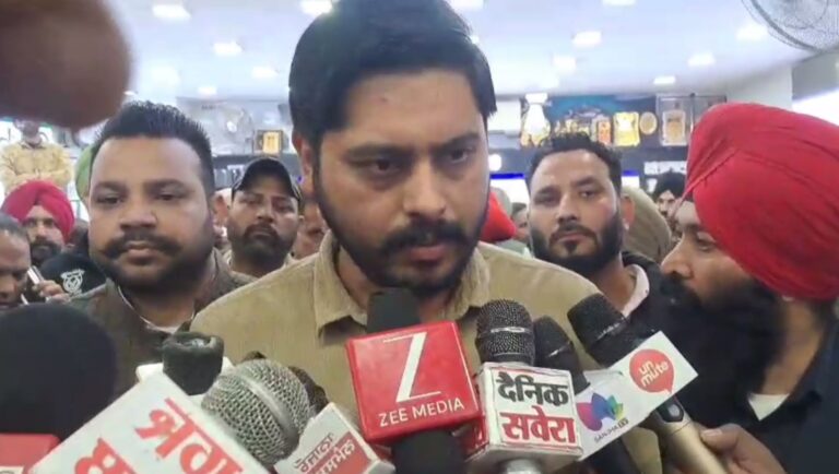 ਬਟਾਲਾ ’ਚ ਕਾਂਗਰਸੀ ਆਗੂ ਦੇ ਸ਼ੋਅਰੂਮ ’ਤੇ ਚੱਲੀ ਗੋਲੀ; ਵਿਧਾਇਕ ਸ਼ੈਰੀ ਕਲਸੀ ਸਮੇਤ ਕਈ ਆਗੂ ਨੇ ਕੀਤੀ ਨਿੰਦਾ