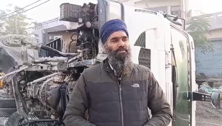 ਫਤਹਿਗੜ੍ਹ ਚੂੜੀਆਂ ਵਾਸੀ ਡਿਵਾਈਡਰ ਤੋਂ ਪ੍ਰੇਸ਼ਾਨ; ਬਜਰੀ ਨਾਲ ਭਰਿਆ ਟਰਾਲਾ ਪਲਟਣ ਕਾਰਨ ਨੁਕਸਾਨ