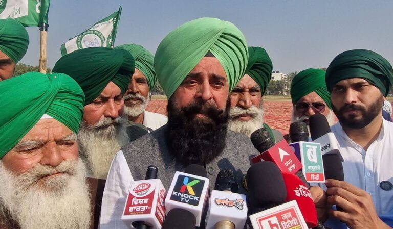 ਚੰਡੀਗੜ੍ਹ ’ਚ ਕਿਸਾਨ ਜਥੇਬੰਦੀਆਂ ਦੀ ਮਹਾਂ ਪੰਚਾਇਤ; ਕੇਂਦਰ ਤੇ ਪੰਜਾਬ ਸਰਕਾਰ ਨੂੰ ਦਿੱਤੇ ਮੰਗ ਪੱਤਰ; ਮੰਗਾਂ ਵੱਲ ਫੌਰੀ ਧਿਆਨ ਦੇਣ ਦੀ ਕੀਤੀ ਮੰਗ