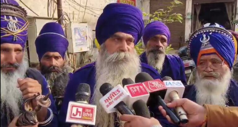 ਜਲੰਧਰ ’ਚ ਨਾਬਾਲਿਗਾ ਦੇ ਪਰਿਵਾਰ ਮਿਲੇ ਨਿਹੰਗ ਆਗੂ;  ਅੰਤਮ ਅਰਦਾਸ ਸਮਾਗਮ ’ਚ ਪਹੁੰਚ ਕੇ ਦਿੱਤੀ ਸ਼ਰਧਾਂਜਲੀ