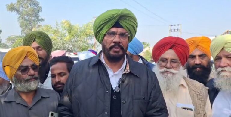 ਅਜਨਾਲਾ ਹਲਕੇ ਦੀ ਨੁਹਾਰ ਬਦਲੇਗੀ ਸਰਕਾਰ; ਮਿਸ਼ਨ ਰੰਗਲਾ ਪੰਜਾਬ ਤਹਿਤ ਵੰਡੇ ਗਰਾਟਾਂ ਦੇ ਗੱਫੇ; ਵਿਧਾਇਕ ਧਾਲੀਵਾਲ ਨੇ ਸੌਂਪੇ 5 ਕਰੋੜ ਰੁਪਏ ਦੇ ਚੈੱਕ