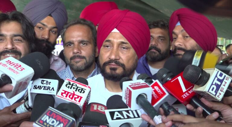 ਪੰਜਾਬ ਯੂਨੀਵਰਸਿਟੀ ਵਿਦਿਆਰਥੀਆਂ ਨੂੰ ਮਿਲੇ ਸਾਂਸਦ ਚੰਨੀ;  ਭਾਜਪਾ ’ਤੇ ਲਾਏ ਪੰਜਾਬੀ ਅਦਾਰਿਆਂ ’ਤੇ ਕਬਜ਼ੇ ਇਲਜ਼ਾਮ; ਕਿਹਾ, ਪੰਜਾਬ ਨੂੰ ਯੂਟੀ ਬਣਾ ਰਹੀ ਐ ਕੇਂਦਰ ਸਰਕਾਰ