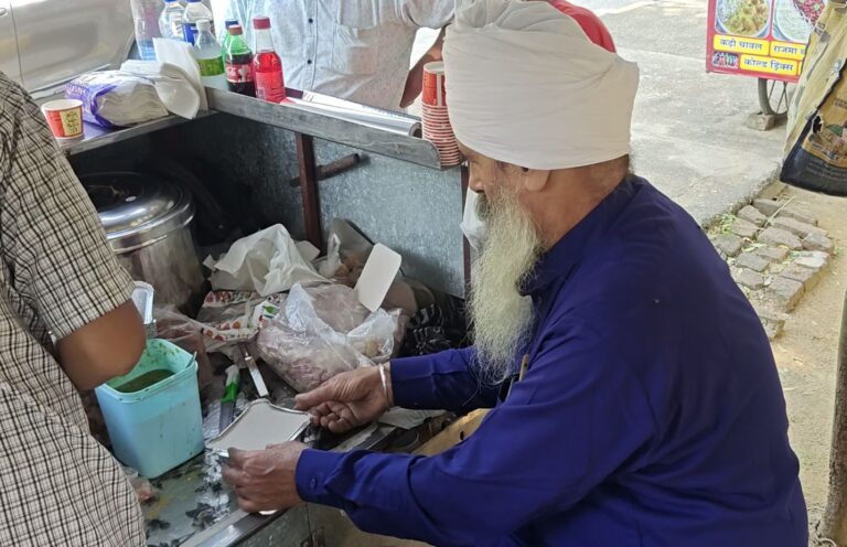 ਜਲੰਧਰ ’ਚ ਸਿੱਖ ਪਰਿਵਾਰ ਦੇ ਨੇਕ ਉਪਰਾਲਾ; ਪ੍ਰਕਾਸ਼ ਪੁਰਬ ਮੌਕੇ ਲਾਇਆ 13 ਰੁਪਏ ’ਚ ਲੰਗਰ; ਤਿੰਨ ਸਾਲਾਂ ਤੋਂ ਪਰੋਸ ਰਿਹੈ ਘਰ ਦਾ ਬਣਿਆ ਖਾਣਾ