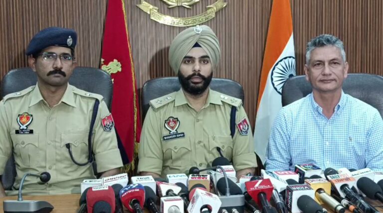 ਅੰਮ੍ਰਿਤਸਰ ਪੁਲਿਸ ਵੱਲੋਂ ਹਥਿਆਰਾਂ ਦਾ ਜ਼ਖੀਰਾ ਬਰਾਮਦ; ਪਾਕਿਸਤਾਨ ਵੱਲੋਂ ਆਈ ਸੀ ਆਧੁਨਿਕ ਹਥਿਆਰਾਂ ਖੇਪ