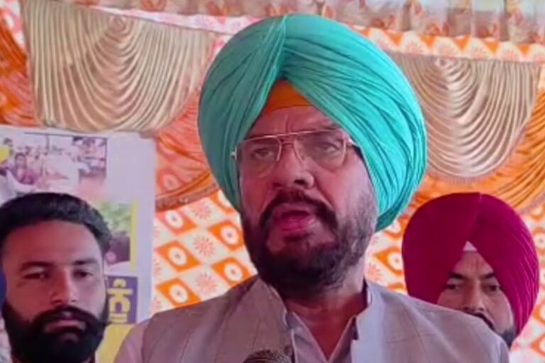 ਅਜਨਾਲਾ ’ਚ ਧਾਲੀਵਾਲ ਨੇ ਵੰਡੀ ਮੁਆਵਜ਼ਾ ਰਾਸ਼ੀ; ਹੜ੍ਹ ਪੀੜਤ ਕਿਸਾਨਾਂ ਨੂੰ ਵੰਡੇ ਮੁਆਵਜ਼ੇ ਦੇ ਚੈੱਕ; ਹਰ ਪੀੜਤ ਤਕ ਮਦਦ ਪਹੁੰਚਾਉਣ ਦਾ ਦਿੱਤਾ ਭਰੋਸਾ