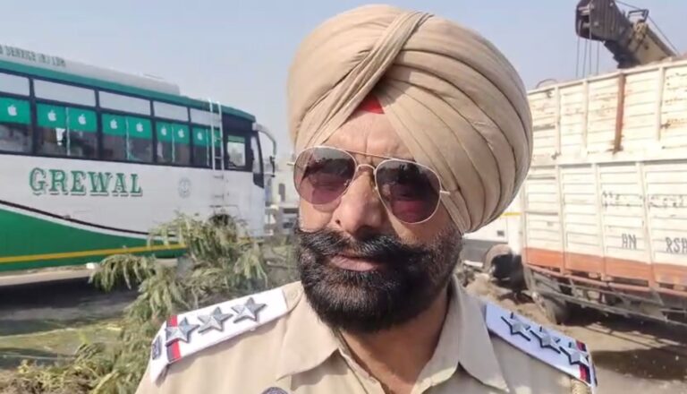 ਜਲੰਧਰ ਦੇ ਲੰਮਾ ਪਿੰਡ ਚੌਂਕ ਨੇੜੇ ਪਲਟਿਆ ਟਰੱਕ; ਸਕੂਲ ਬੱਸ ਨਾਲ ਟੱਕਰ ਕਾਰਨ ਵਾਪਰਿਆ ਹਾਦਸਾ; ਜਾਨੀ ਨੁਕਸਾਨ ਤੋਂ ਬਚਾਅ, ਪੁਲਿਸ ਨੇ ਦਰੁਸਤ ਕੀਤੀ ਅਵਾਜਾਈ
