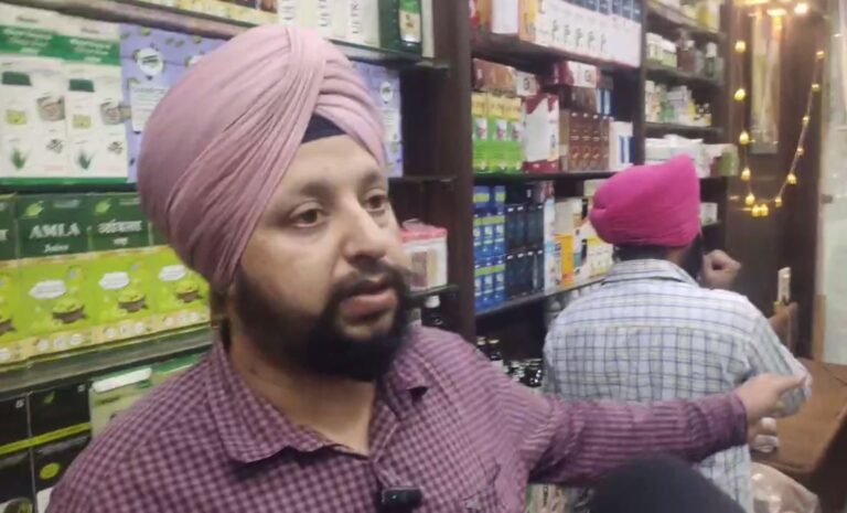 ਅੰਮ੍ਰਿਤਸਰ ਦੇ ਜੰਡਿਆਲਾ ਗੁਰੂ ’ਚ ਚੱਲੀਆਂ ਗੋਲੀਆਂ; ਮੋਟਰ ਸਾਈਕਲ ਸਵਾਰ ਗੋਲੀਆਂ ਚਲਾ ਕੇ ਫਰਾਰ; ਘਟਨਾ ਸੀਸੀਟੀਵੀ ’ਚ ਕੈਦ, ਪੁਲਿਸ ਕਰ ਰਹੀ ਜਾਂਚ