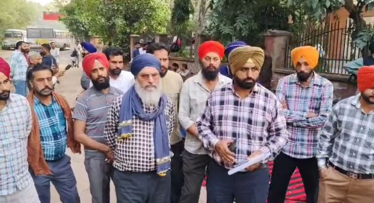 ਜਲੰਧਰ ’ਚ ਸਰਕਾਰੀ ਬੱਸ ਮੁਲਾਜ਼ਮਾਂ ਦਾ ਪ੍ਰਦਰਸ਼ਨ; ਕੁਰਾਲੀ ਘਟਨਾ ਦੇ ਦੋਸ਼ੀ ਖਿਲਾਫ਼ ਮੰਗੀ ਕਾਰਵਾਈ; ਮੰਗ ਛੇਤੀ ਨਾ ਮੰਨਣ ’ਤੇ ਹਾਈਵੇ ਜਾਮ ਕਰਨ ਦੀ ਧਮਕੀ