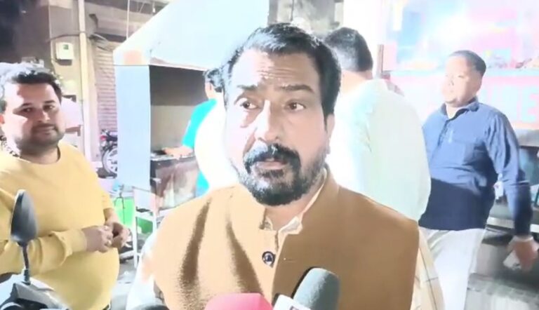 ਲੁਧਿਆਣਾ ਨਗਰ ਨਿਗਮ ਦਾ ਦੁਕਾਨਦਾਰਾਂ ਖਿਲਾਫ਼ ਐਕਸ਼ਨ; ਦੇਰ ਰਾਤ 40 ਤੋਂ ਵੱਧ ਦੁਕਾਨਦਾਰਾਂ ਦੇ ਕੱਟੇ ਚੱਲਾਨ; ਕੂੜੇ ਦੇ ਢੇਰਾਂ ਨੂੰ ਲੈ ਕੇ ਕੀਤੀ ਕਾਰਵਾਈ